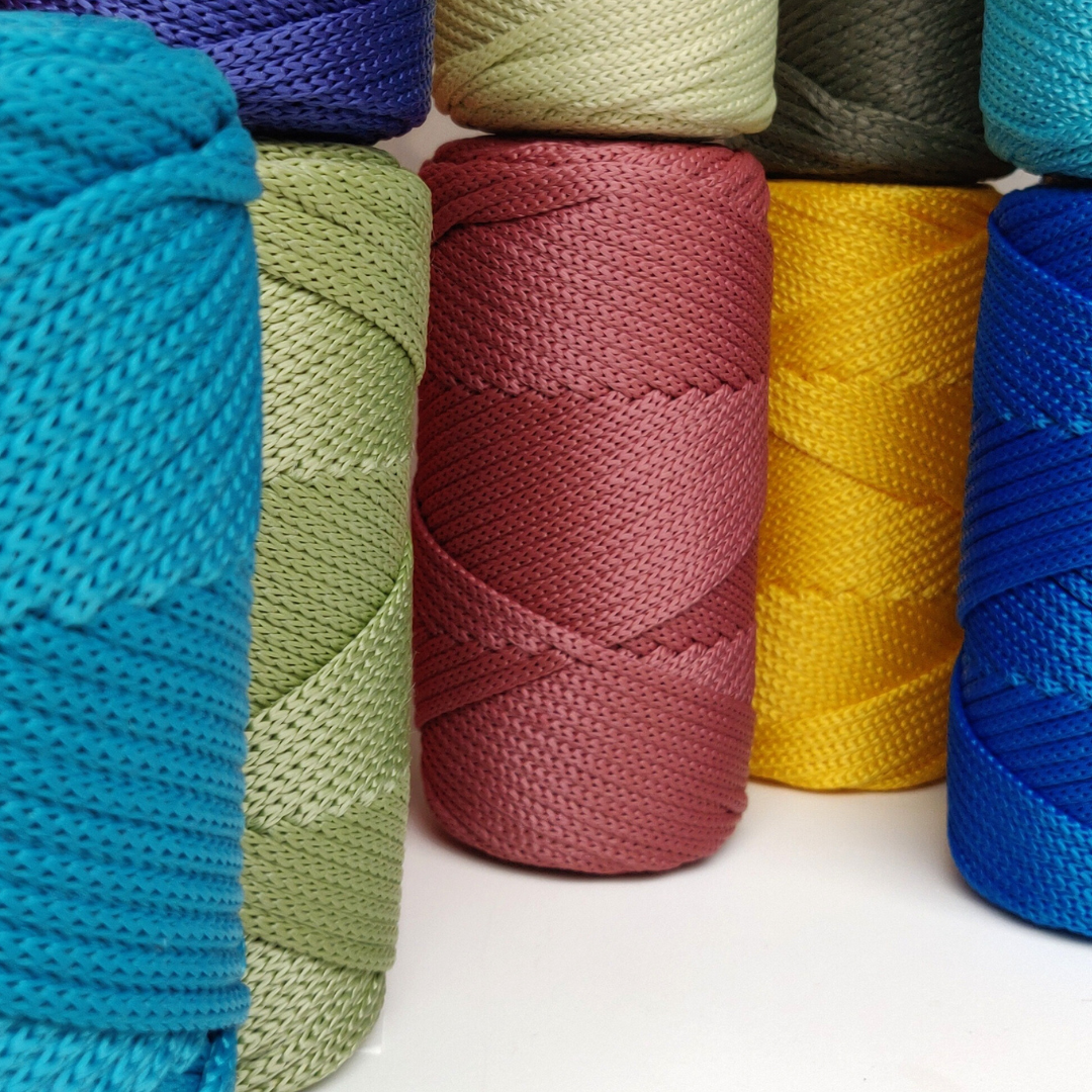 Coloured braided polyester yarn