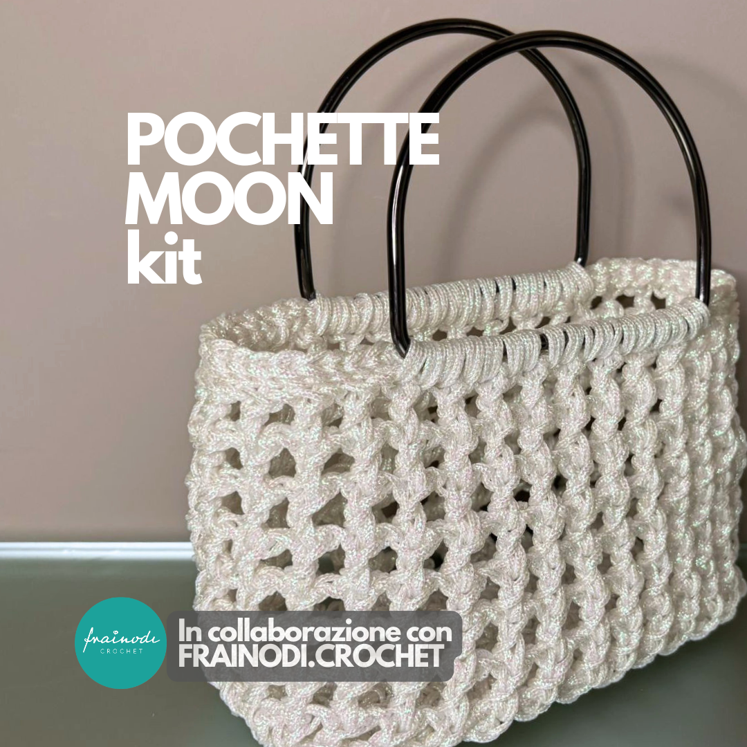 Crocheted bag with 'Pochette Moon kit' text and 'Frainodi Crochet' collaboration logo. Kit Pochette Moon Frainodi Crochet per uncinetto.