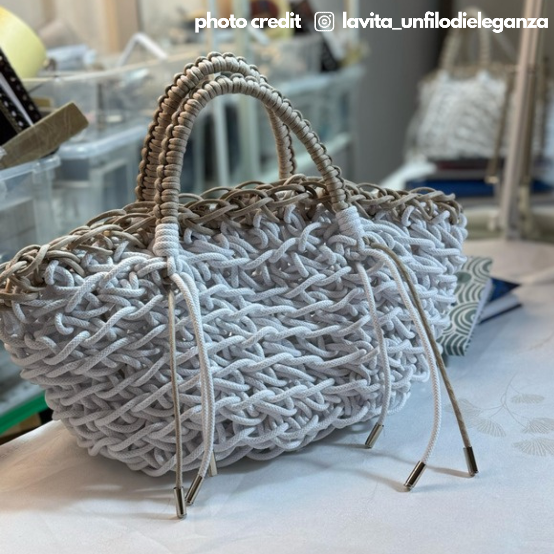 Borsa realizzata con corda per macchina da cucire di Macrame Spaghetti colore bianco e la corda cerata di Macrame Spaghetti colore Milano
