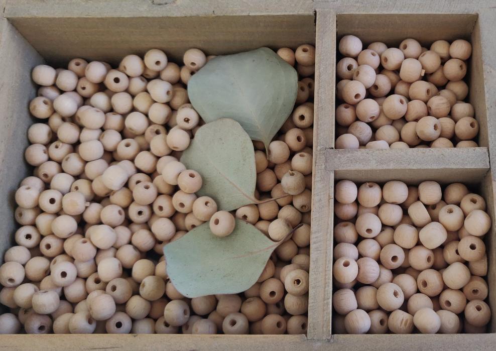 Perles en bois avec petits trous